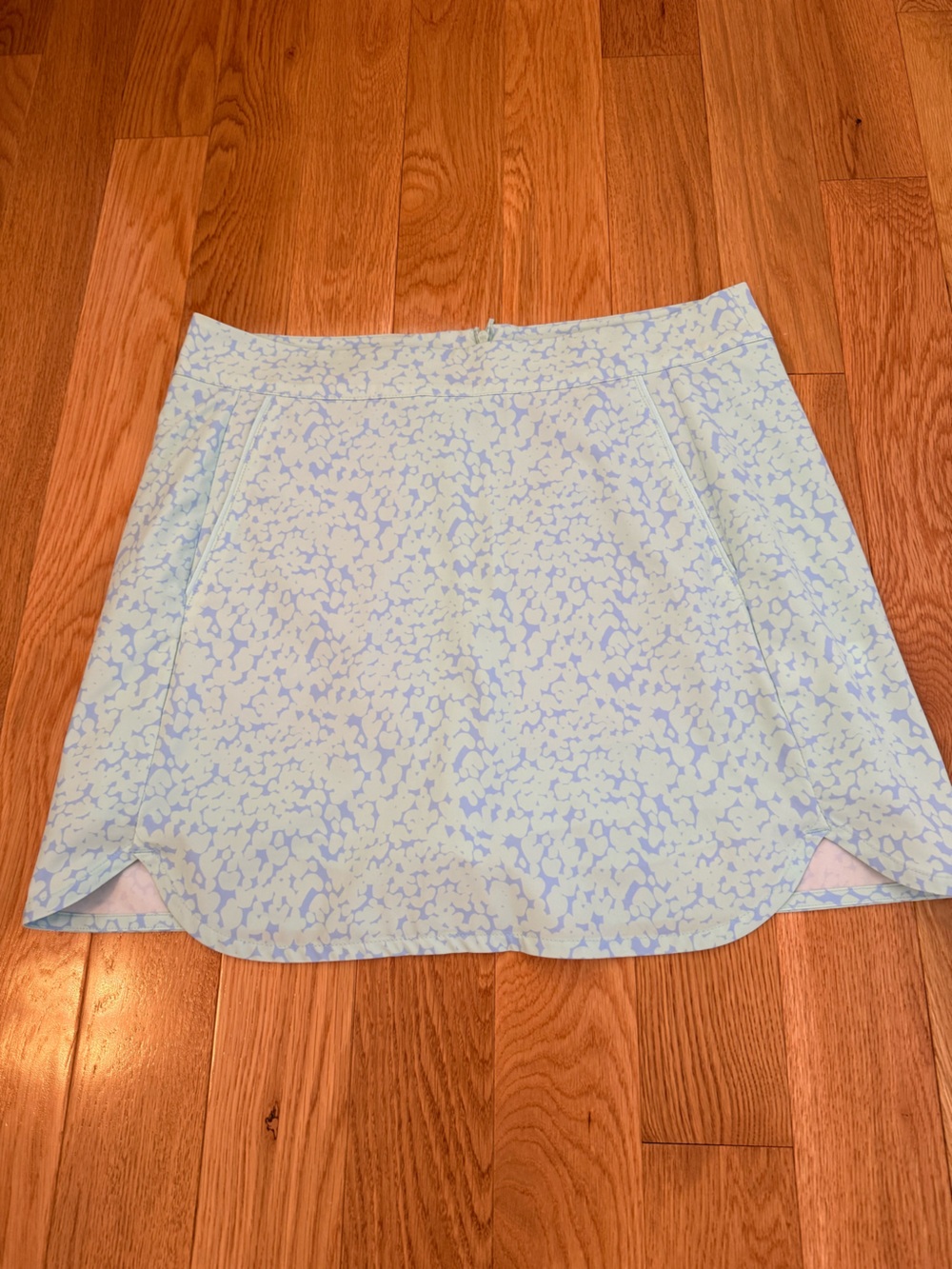 💕EUC Vineyard Vines Light Aqua & light blue abstract Skort